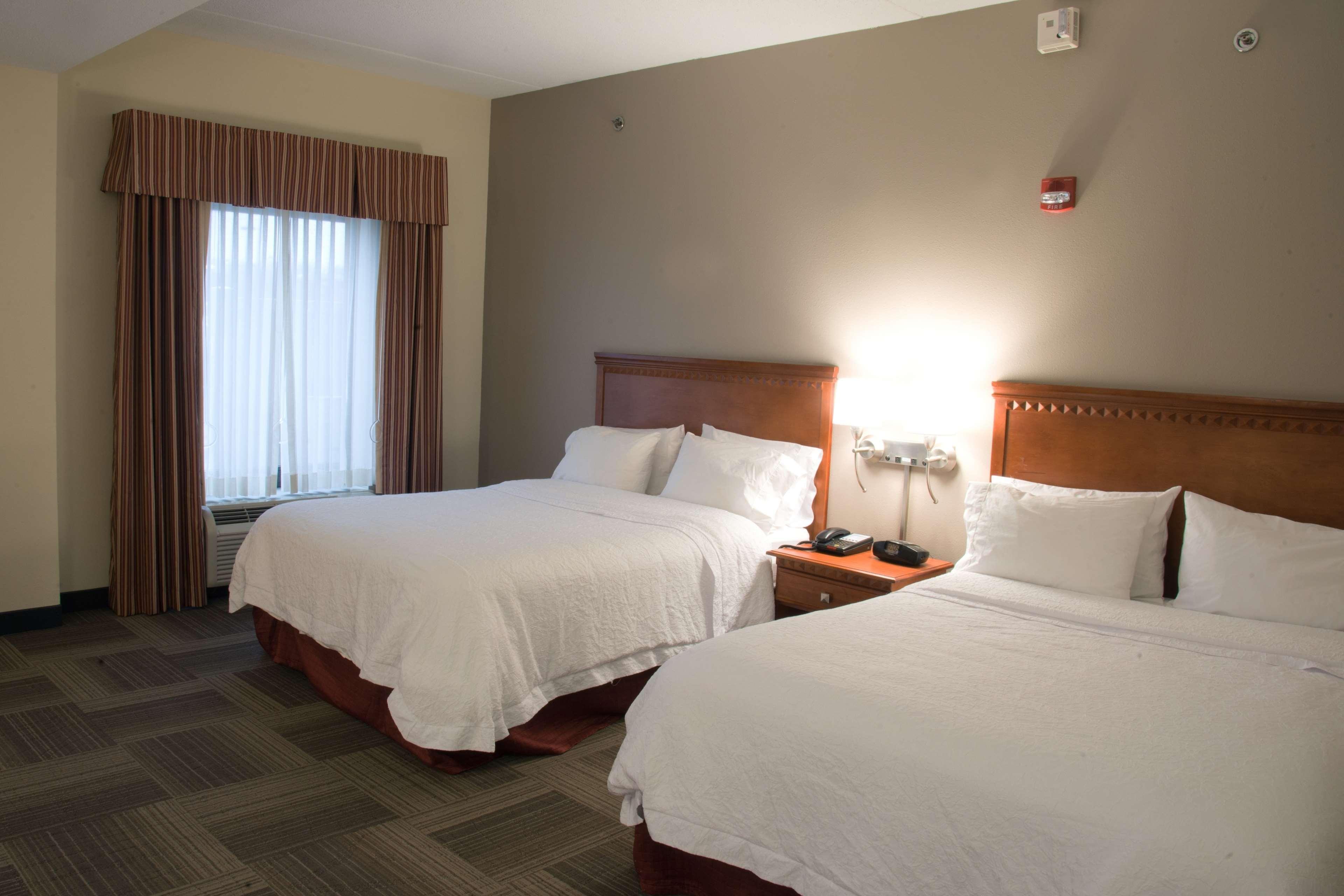 Hampton Inn Charleston-Southridge Exterior photo